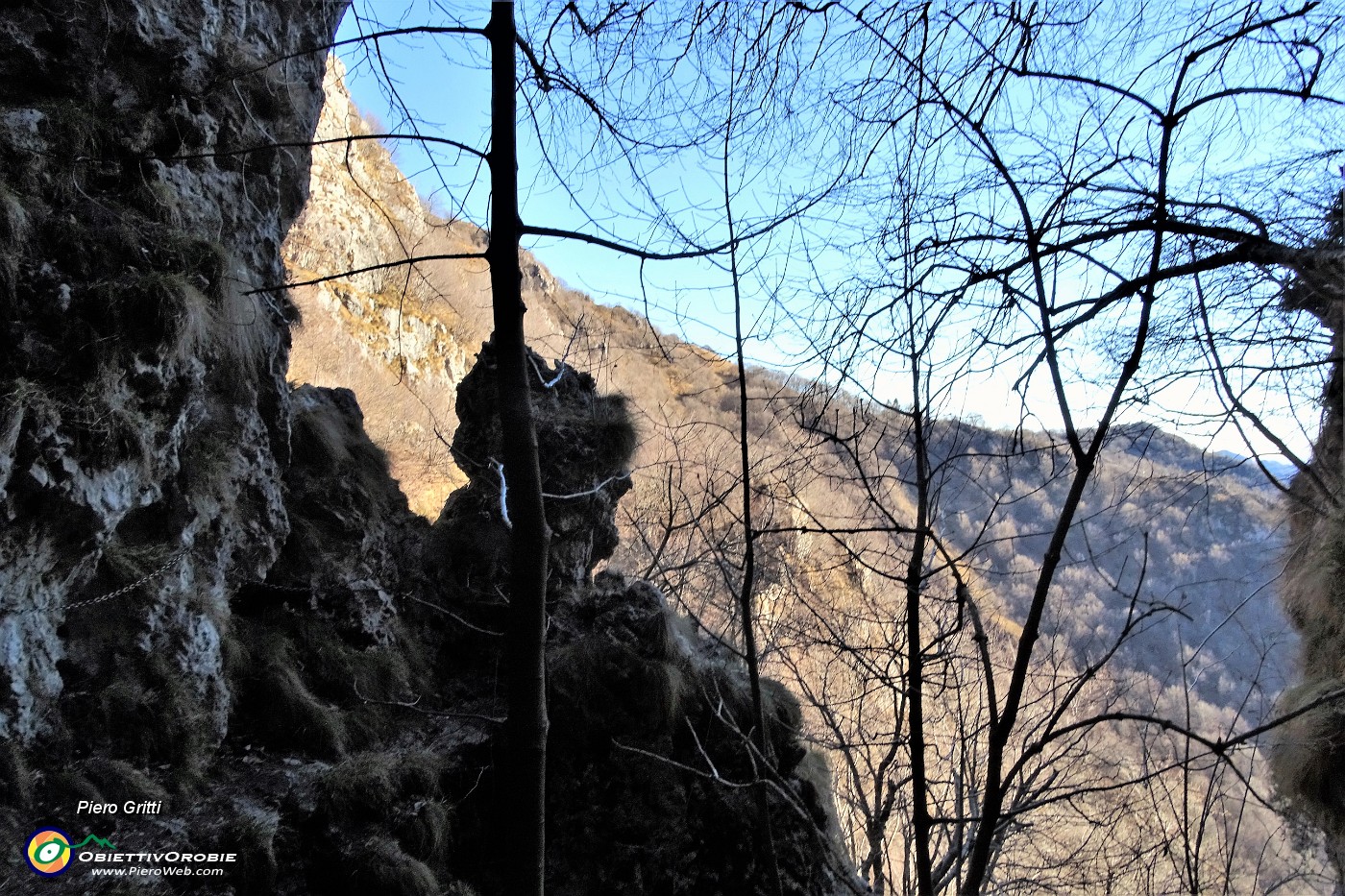44 Aggirando roccioni con l'aiuto di catene su sentiero esposto.JPG